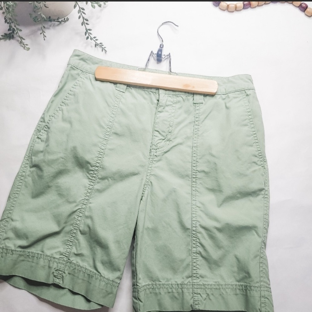 Eddie Bauer | Mercer Fit Green Shorts Women’s 8
